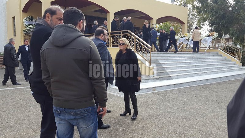 Πλήθος κόσμου και πολλοί πολιτικοί στην κηδεία του Βασίλη Μπεσκένη [εικόνες] | iefimerida.gr 16