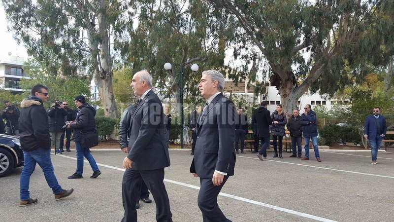Πλήθος κόσμου και πολλοί πολιτικοί στην κηδεία του Βασίλη Μπεσκένη [εικόνες] | iefimerida.gr 17