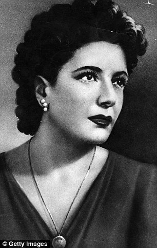 Η εκπληκτική ιστορία της κόκκινης Alfa Romeo της φίλης του Μουσολίνι -Ηταν πεταμένη σε έναν αχυρώνα επί 21 χρόνια [εικόνες] | iefimerida.gr 1