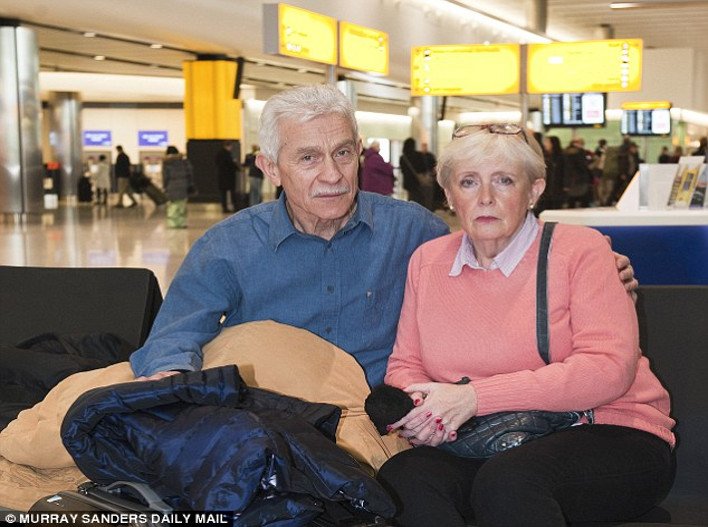 Ζευγάρι ηλικιωμένων άστεγων ζει μόνιμα στο αεροδρόμιο [εικόνες] | iefimerida.gr 1