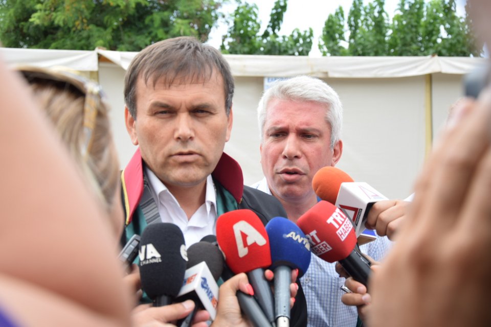 Ολα τα ευτράπελα στη δίκη των «8»: Δικηγόροι με τηβέννους, εξοργισμένη τρανσέξουαλ [εικόνες & βίντεο]  | iefimerida.gr 1