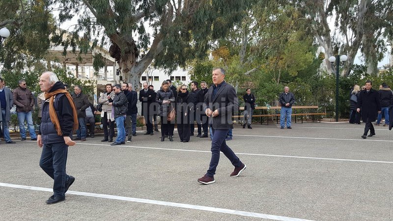 Πλήθος κόσμου και πολλοί πολιτικοί στην κηδεία του Βασίλη Μπεσκένη [εικόνες] | iefimerida.gr 22