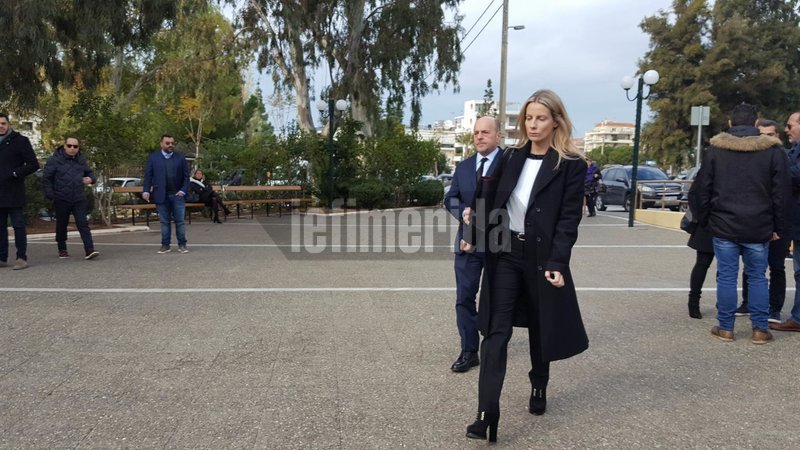 Πλήθος κόσμου και πολλοί πολιτικοί στην κηδεία του Βασίλη Μπεσκένη [εικόνες] | iefimerida.gr 19