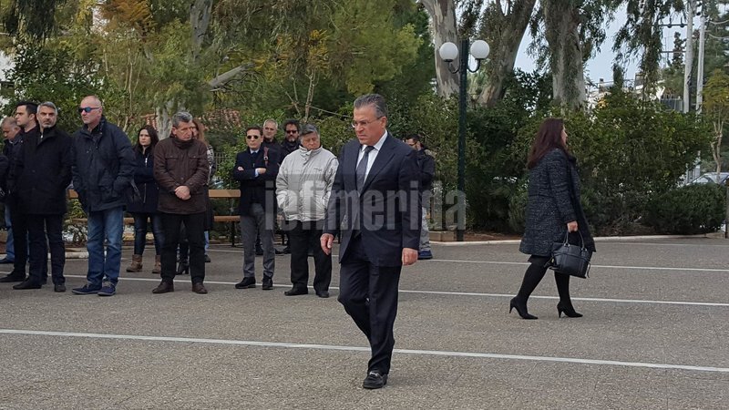 Πλήθος κόσμου και πολλοί πολιτικοί στην κηδεία του Βασίλη Μπεσκένη [εικόνες] | iefimerida.gr 13