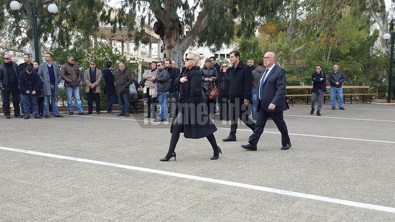 Πλήθος κόσμου και πολλοί πολιτικοί στην κηδεία του Βασίλη Μπεσκένη [εικόνες] | iefimerida.gr 21