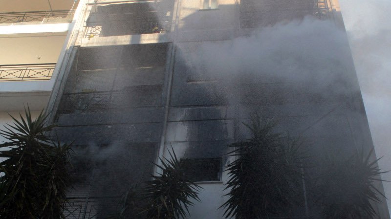 Φωτιά σε διαμέρισμα στον Πειραιά -Στο νοσοκομείο 3 ενήλικες και ένα βρέφος [εικόνες & βίντεο] | iefimerida.gr 1