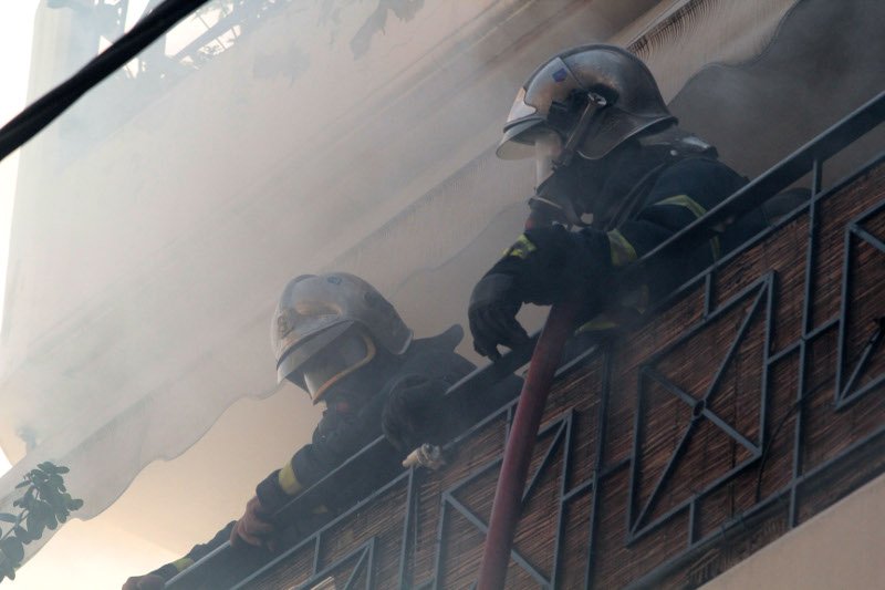 Φωτιά σε διαμέρισμα στον Πειραιά -Στο νοσοκομείο 3 ενήλικες και ένα βρέφος [εικόνες & βίντεο] | iefimerida.gr 0