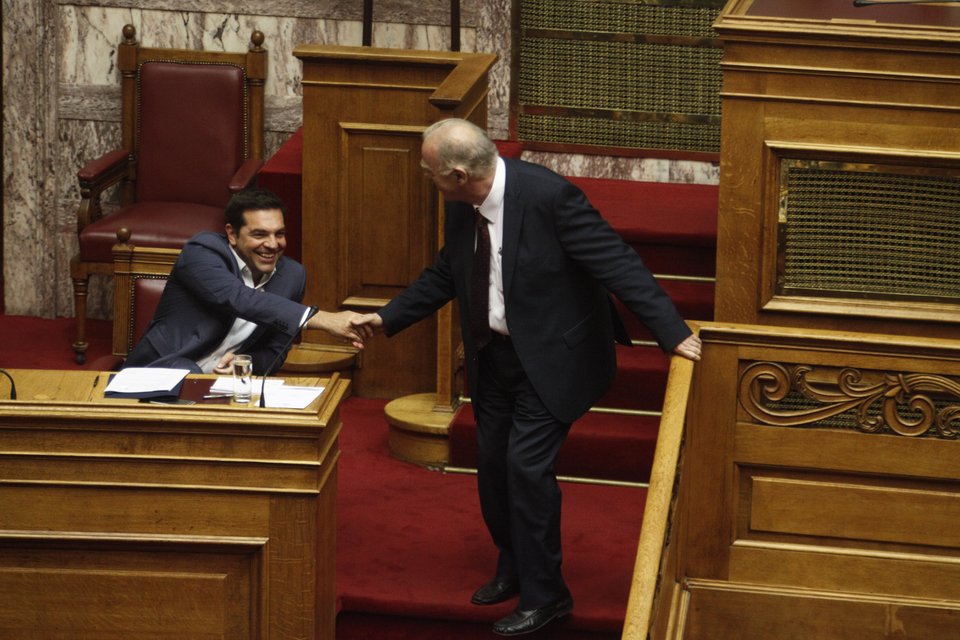Η χειραψία Τσίπρα - Λεβέντη λίγο πριν την ψηφοφορία | iefimerida.gr 0