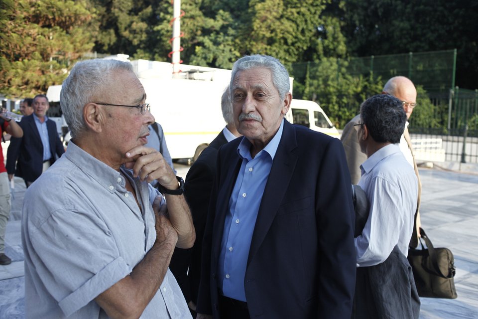 Μόνο ο Λεβέντης στο πλάι του Τσίπρα στην ομιλία του για τη Συνταγματική Αναθεώρηση [εικόνες] | iefimerida.gr 2