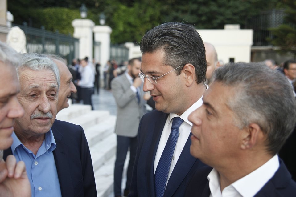 Μόνο ο Λεβέντης στο πλάι του Τσίπρα στην ομιλία του για τη Συνταγματική Αναθεώρηση [εικόνες] | iefimerida.gr 3