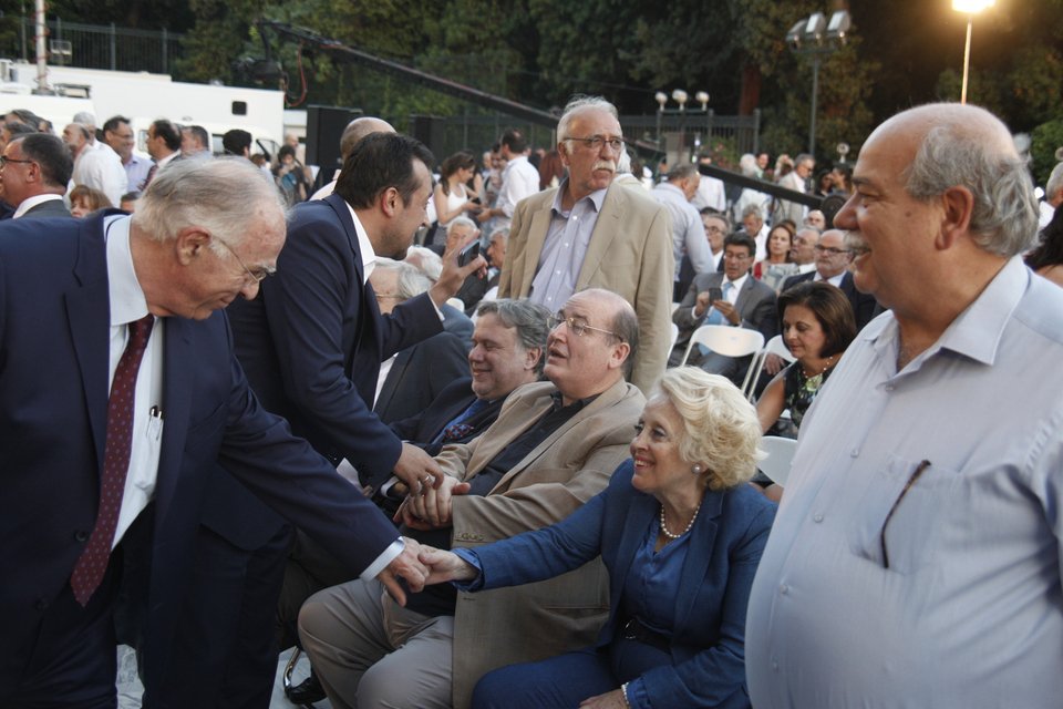 Μόνο ο Λεβέντης στο πλάι του Τσίπρα στην ομιλία του για τη Συνταγματική Αναθεώρηση [εικόνες] | iefimerida.gr 8