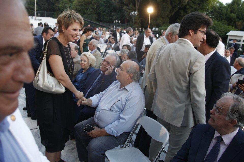 Μόνο ο Λεβέντης στο πλάι του Τσίπρα στην ομιλία του για τη Συνταγματική Αναθεώρηση [εικόνες] | iefimerida.gr 9