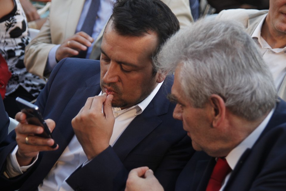 Μόνο ο Λεβέντης στο πλάι του Τσίπρα στην ομιλία του για τη Συνταγματική Αναθεώρηση [εικόνες] | iefimerida.gr 10