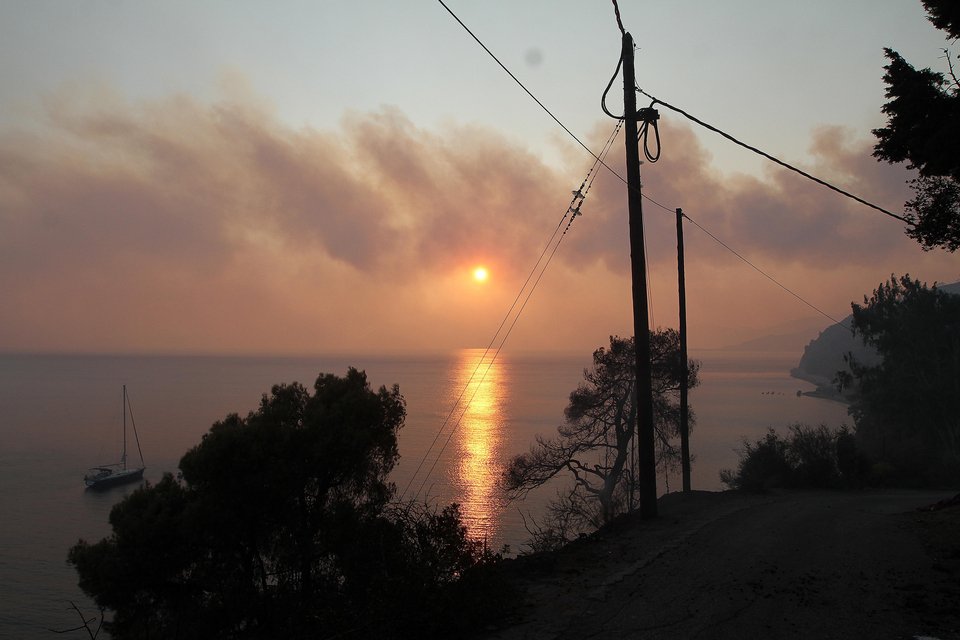 Εφιάλτης στην Εύβοια – Πλησιάζουν στην Λίμνη οι φλόγες, έτοιμη για εκκένωση | iefimerida.gr 7