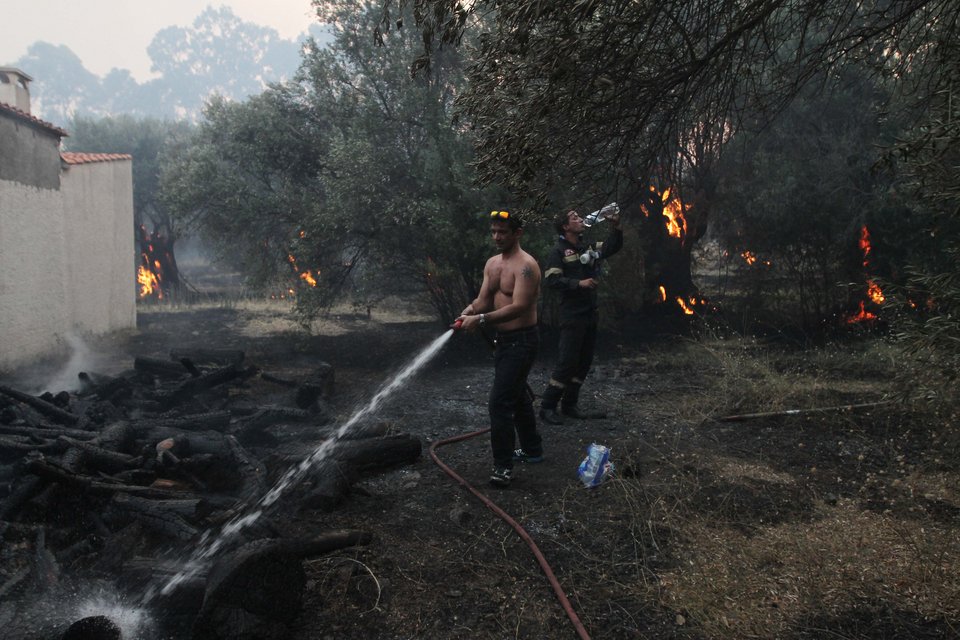 Εφιάλτης στην Εύβοια – Πλησιάζουν στην Λίμνη οι φλόγες, έτοιμη για εκκένωση | iefimerida.gr 4