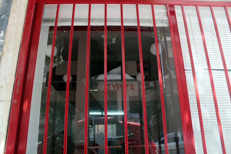 Νέο μπαράζ επιθέσεων σε γραφεία του ΣΥΡΙΖΑ -Χτύπημα και στα κεντρικά των ΑΝΕΛ -Εσπασαν τζαμαρίες και πέταξαν μπογιές [εικόνα] | iefimerida.gr 0