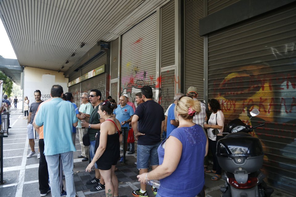 Εργαζόμενοι του Athens Ledra στο υπουργείο Εργασίας -H οριστική αναστολή λειτουργίας φέρνει ομαδικές απολύσεις | iefimerida.gr 0