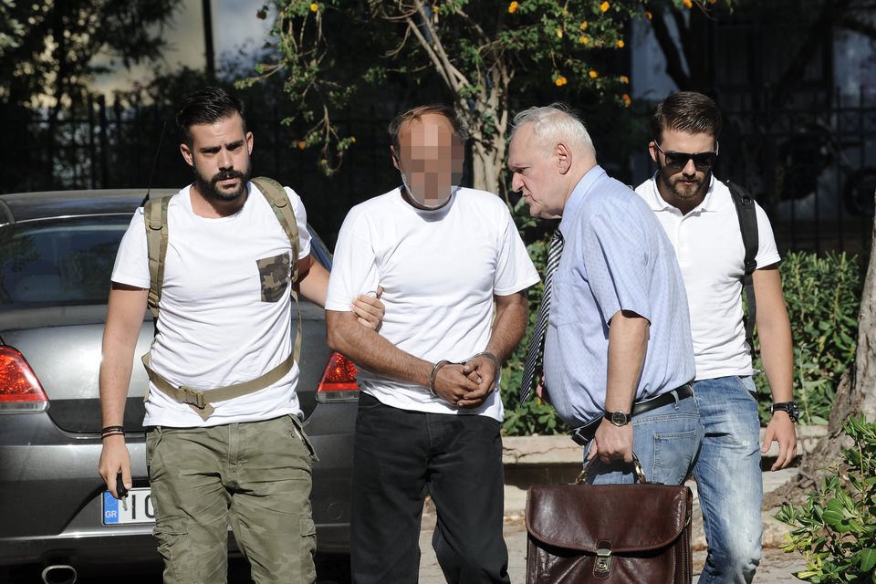 Ο 41χρονος στην Ευελπίδων – Φώναζε «Κρίμα, έφυγε η καλύτερη κοπέλα» [εικόνες] | iefimerida.gr 2