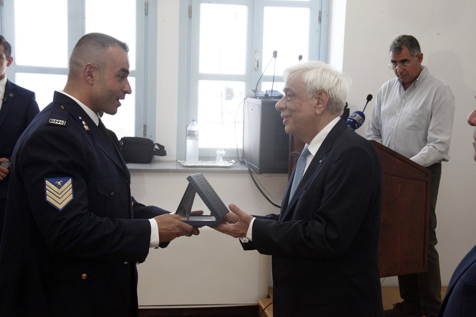Ο Παυλόπουλος βράβευσε όσους βοήθησαν στην κατάσβεση της πυρκαγιάς στην Εύβοια | iefimerida.gr 1