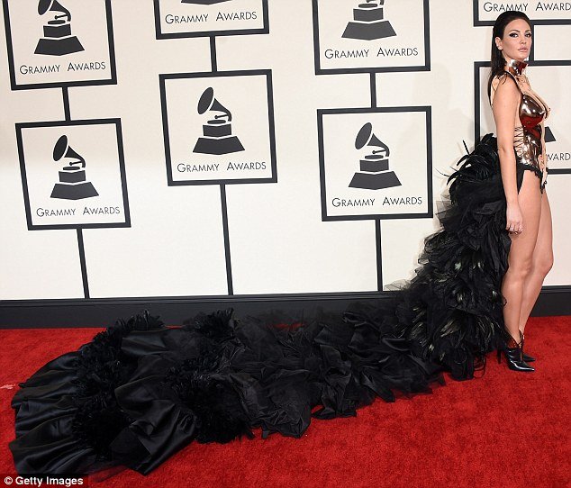 Η Αλβανίδα σταρ που πήγε στα Grammy και τους άφησε όλους άφωνους [εικόνες] | iefimerida.gr 5