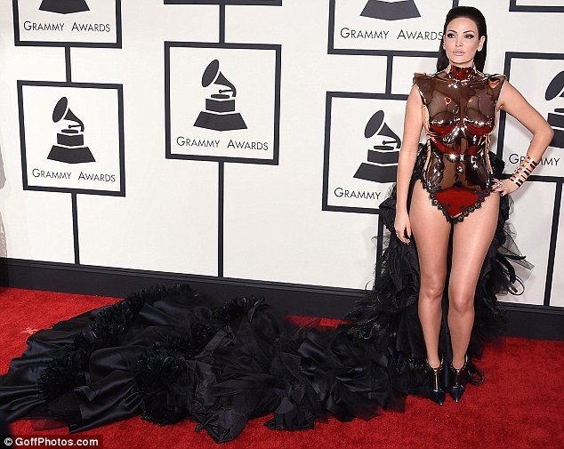 Η Αλβανίδα σταρ που πήγε στα Grammy και τους άφησε όλους άφωνους [εικόνες] | iefimerida.gr 4