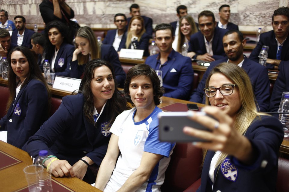 Η Ολυμπιακή ομάδα στη Βουλή: Δεν θέλουμε Πολιτεία μόνο για τις... φωτογραφίες [εικόνες & βίντεο] | iefimerida.gr 5