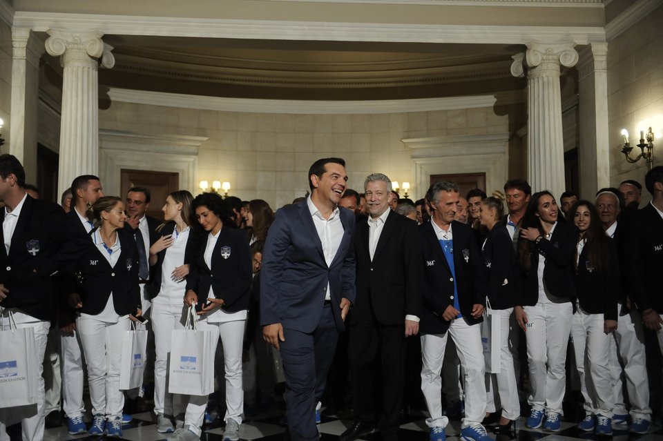 Η selfie του Τσίπρα με αθλητές της Ολυμπιακής ομάδας [εικόνες] | iefimerida.gr 2