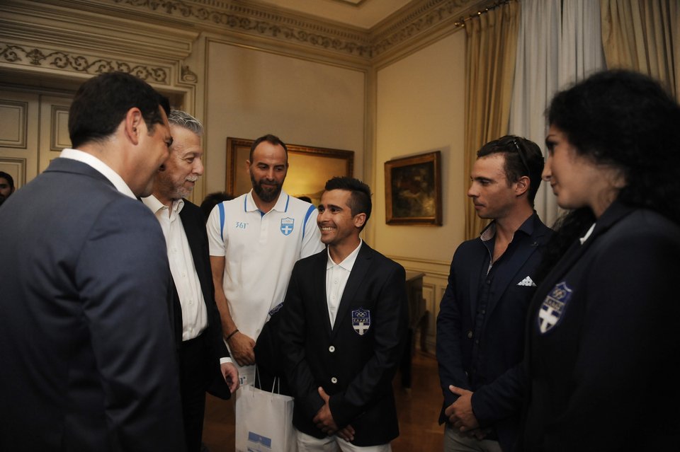 Η selfie του Τσίπρα με αθλητές της Ολυμπιακής ομάδας [εικόνες] | iefimerida.gr 0