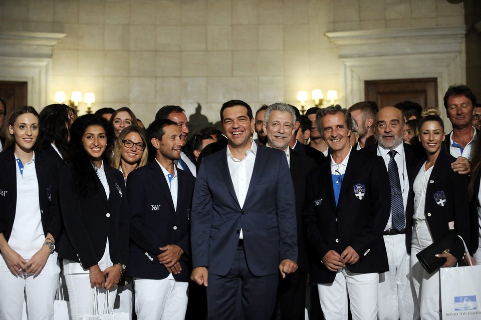 Η selfie του Τσίπρα με αθλητές της Ολυμπιακής ομάδας [εικόνες] | iefimerida.gr 1