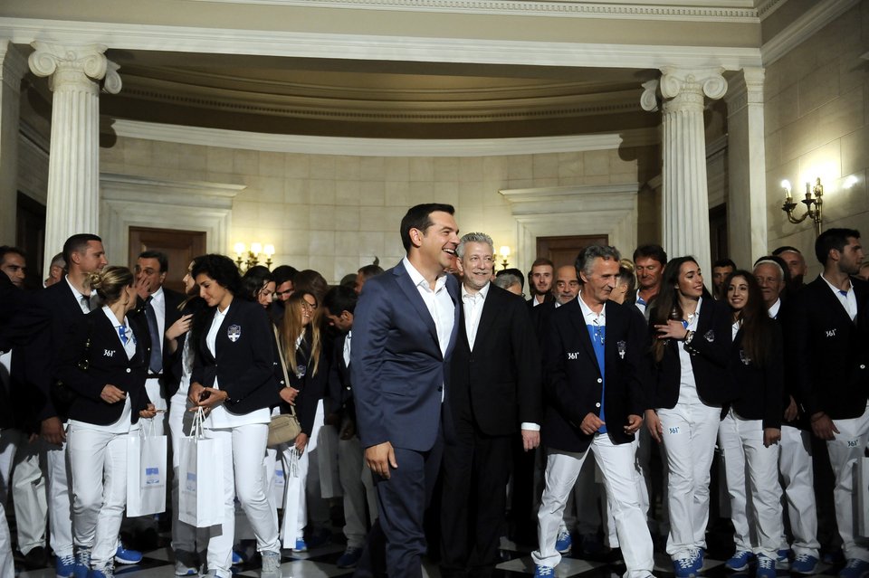 Η selfie του Τσίπρα με αθλητές της Ολυμπιακής ομάδας [εικόνες] | iefimerida.gr 4