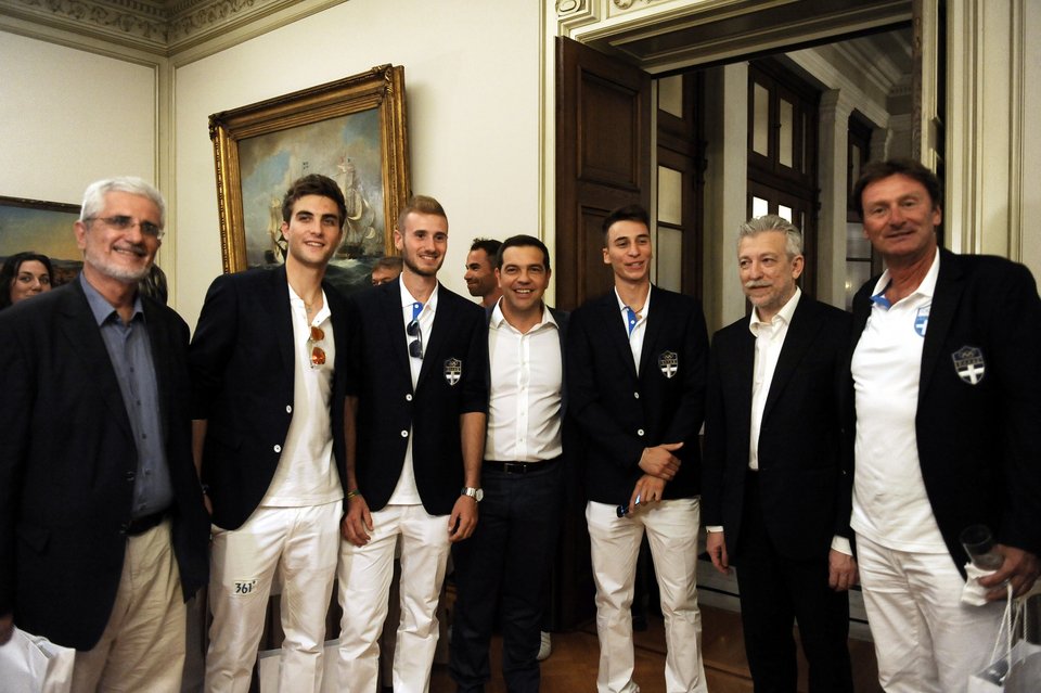 Η selfie του Τσίπρα με αθλητές της Ολυμπιακής ομάδας [εικόνες] | iefimerida.gr 5