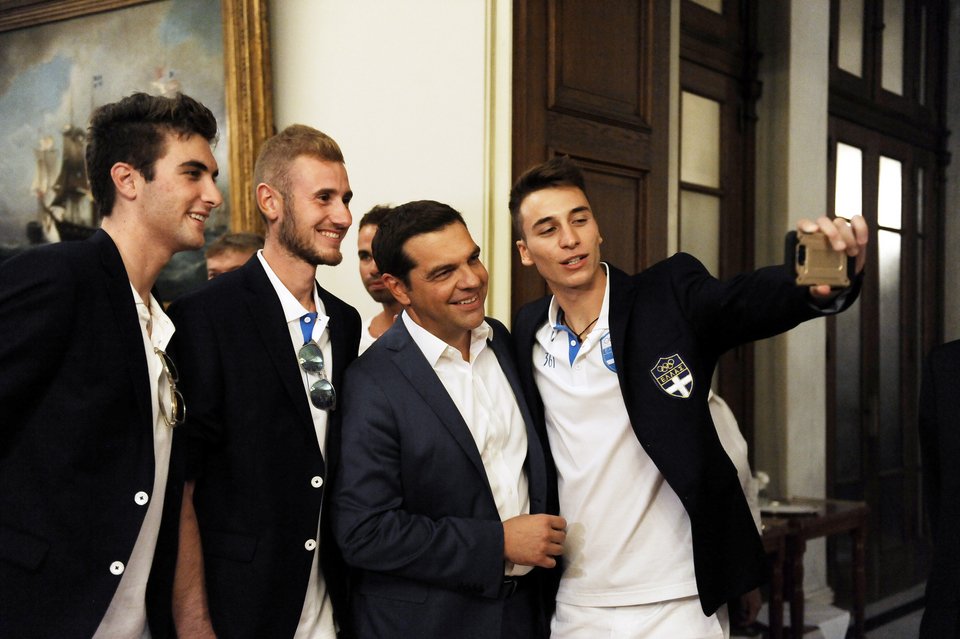 Η selfie του Τσίπρα με αθλητές της Ολυμπιακής ομάδας [εικόνες] | iefimerida.gr 6
