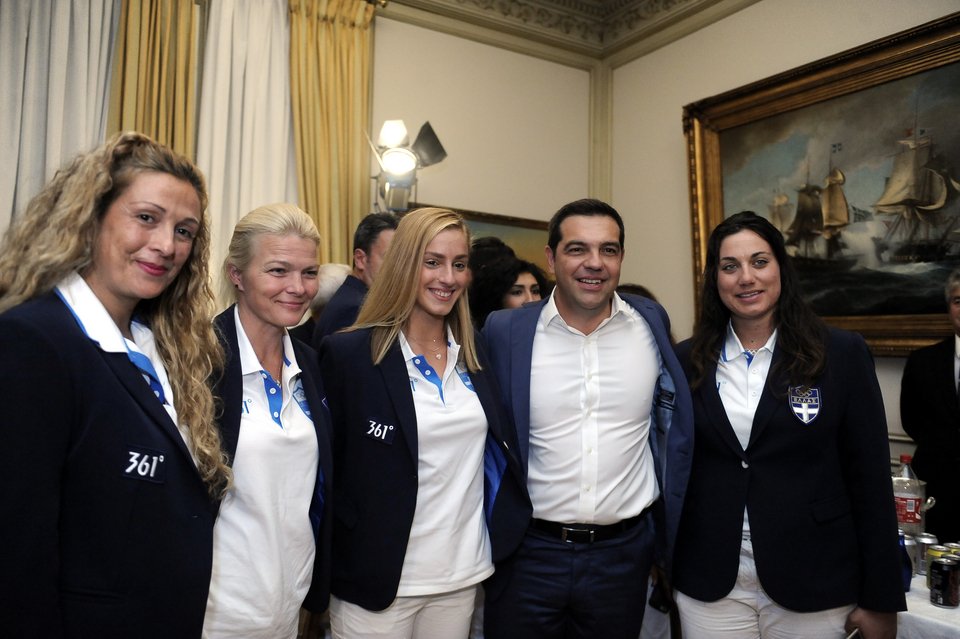 Η selfie του Τσίπρα με αθλητές της Ολυμπιακής ομάδας [εικόνες] | iefimerida.gr 7