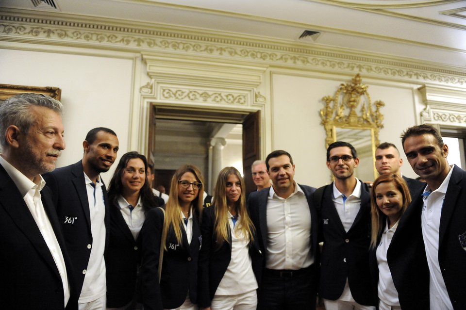 Η selfie του Τσίπρα με αθλητές της Ολυμπιακής ομάδας [εικόνες] | iefimerida.gr 8