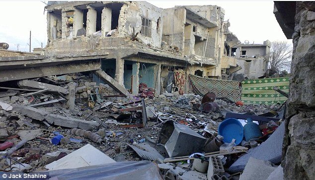 Σοκαριστικές στιγμές στο Κομπάνι: Οι πολίτες επιστρέφουν και ανασύρουν τους νεκρούς από τα συντρίμμια [εικόνες] | iefimerida.gr 3