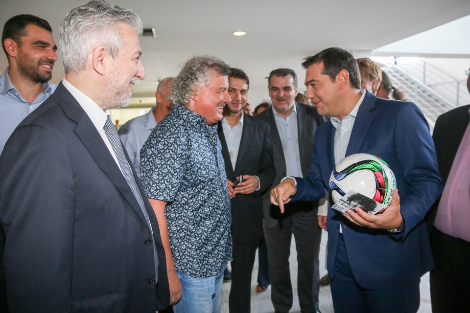 O Βασίλης Χατζηπαναγής έκανε μια μπάλα δώρο στον Τσίπρα [εικόνες] | iefimerida.gr 3
