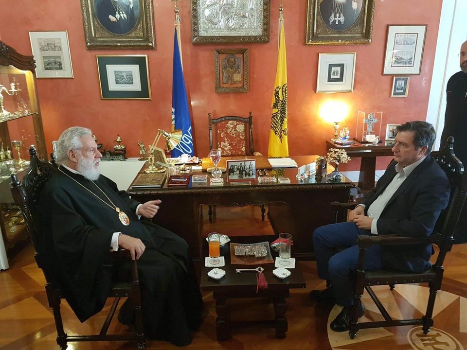 O δήμαρχος Αθηναίων συναντήθηκε στην Ιερά Μητρόπολη Σύρου και συζήτησε για όλα τα θέματα που αφορούν τις σχέσεις με την εκκλησία και το κοινωνικό της έργο, με τον μητροπολίτη κ. Δωρόθεο