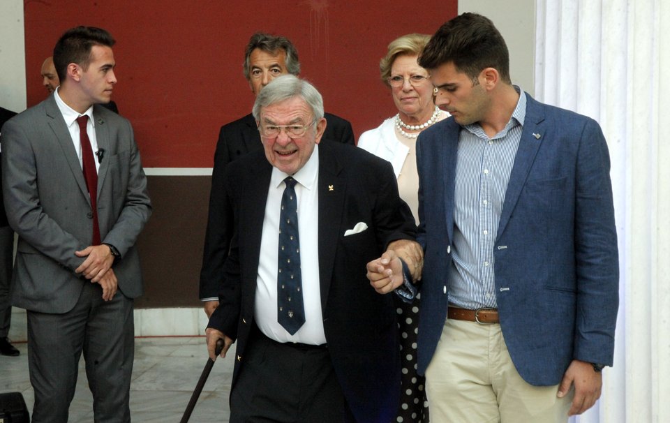 Καταβεβλημένος, με μπαστούνι στην εκδήλωση για τους Ολυμπιονίκες ο Κωνσταντίνος Γλίξμπουργκ -Ξέσπασε σε κλάματα [βίντεο] | iefimerida.gr 0