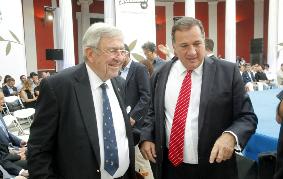 Καταβεβλημένος, με μπαστούνι στην εκδήλωση για τους Ολυμπιονίκες ο Κωνσταντίνος Γλίξμπουργκ -Ξέσπασε σε κλάματα [βίντεο] | iefimerida.gr 1