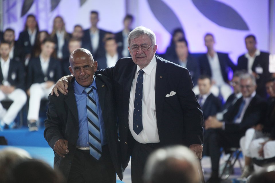 Καταβεβλημένος, με μπαστούνι στην εκδήλωση για τους Ολυμπιονίκες ο Κωνσταντίνος Γλίξμπουργκ -Ξέσπασε σε κλάματα [βίντεο] | iefimerida.gr 4