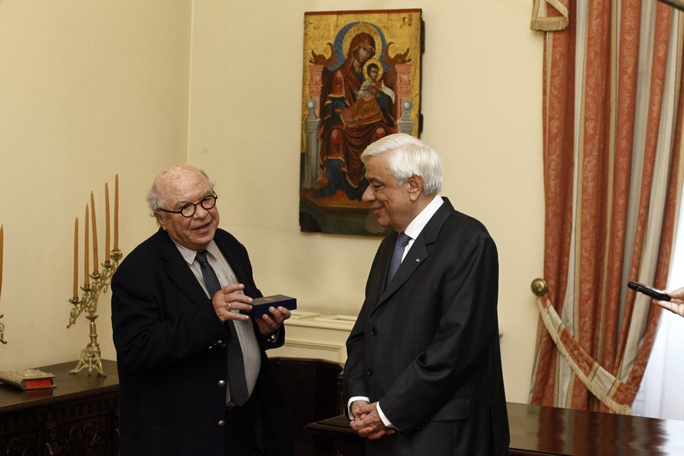 Ο ΠτΔ απένειμε στον ΚΥΡ τον Χρυσό Σταυρό Τάγματος του Φοίνικος | iefimerida.gr 1