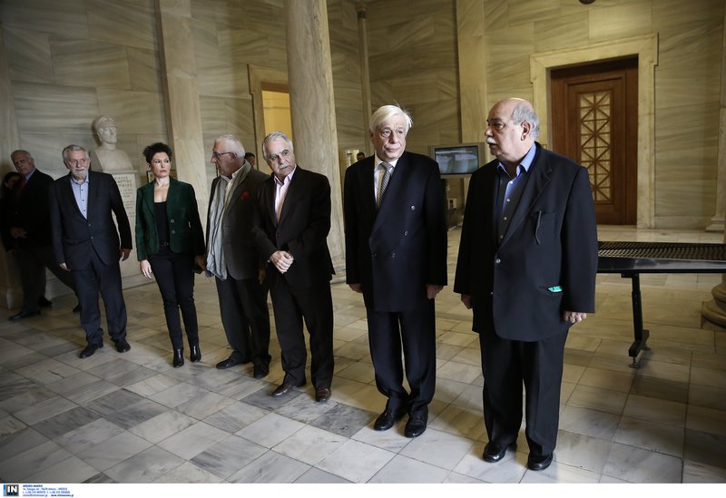 «Επιπλέει στα κοστούμια του ο Βούτσης» -Η νέα, αδυνατισμένη εμφάνιση του Προέδρου της Βουλής [εικόνες] | iefimerida.gr 3