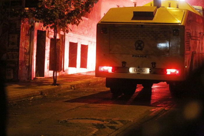 Κλεφτοπόλεμος ΜΑΤ-Κουκουλοφόρων στα Εξάρχεια [εικόνες & βίντεο] | iefimerida.gr 2