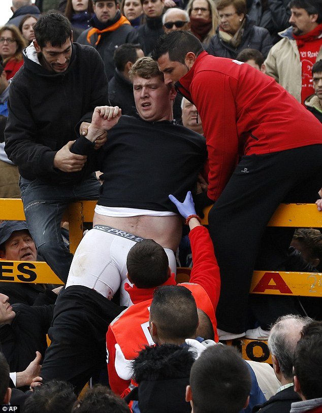 Σοκ στην Ισπανία: Ταύρος γδύνει 20χρονο περαστικό και τον τρυπάει σε όλο του το κορμί [εικόνες] | iefimerida.gr 3