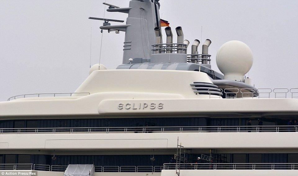 Κι άλλη χλιδή -Ο Αμπράμοβιτς κάνει ανακαίνιση στο γιοτ του, των 2 δισ. ευρώ -Εργάτες σκαρφαλωμένοι στο κότερο το ρετουσάρουν [εικόνες] | iefimerida.gr 5