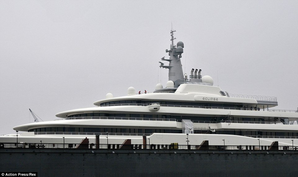 Κι άλλη χλιδή -Ο Αμπράμοβιτς κάνει ανακαίνιση στο γιοτ του, των 2 δισ. ευρώ -Εργάτες σκαρφαλωμένοι στο κότερο το ρετουσάρουν [εικόνες] | iefimerida.gr 8