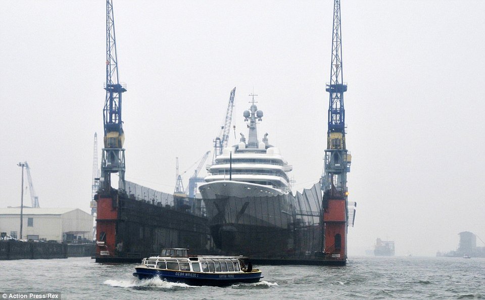 Κι άλλη χλιδή -Ο Αμπράμοβιτς κάνει ανακαίνιση στο γιοτ του, των 2 δισ. ευρώ -Εργάτες σκαρφαλωμένοι στο κότερο το ρετουσάρουν [εικόνες] | iefimerida.gr 4