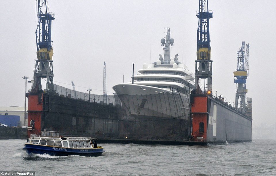 Κι άλλη χλιδή -Ο Αμπράμοβιτς κάνει ανακαίνιση στο γιοτ του, των 2 δισ. ευρώ -Εργάτες σκαρφαλωμένοι στο κότερο το ρετουσάρουν [εικόνες] | iefimerida.gr 3