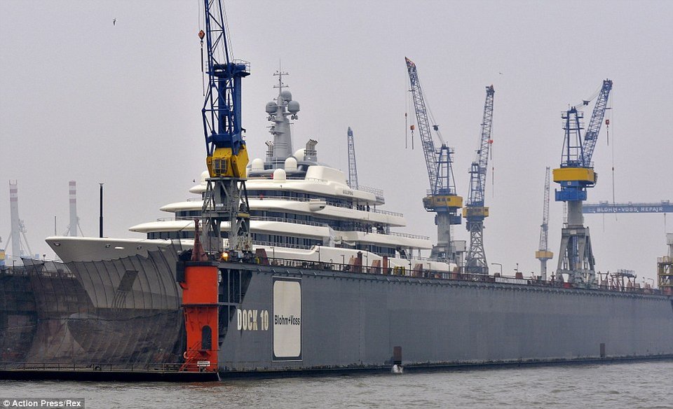 Κι άλλη χλιδή -Ο Αμπράμοβιτς κάνει ανακαίνιση στο γιοτ του, των 2 δισ. ευρώ -Εργάτες σκαρφαλωμένοι στο κότερο το ρετουσάρουν [εικόνες] | iefimerida.gr 2