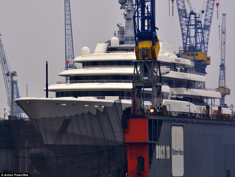 Κι άλλη χλιδή -Ο Αμπράμοβιτς κάνει ανακαίνιση στο γιοτ του, των 2 δισ. ευρώ -Εργάτες σκαρφαλωμένοι στο κότερο το ρετουσάρουν [εικόνες] | iefimerida.gr 0